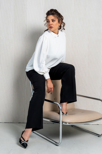 Белая деловая блуза из струящейся ткани с съемным цветком Aira Style 24-053 молочный - фото 5