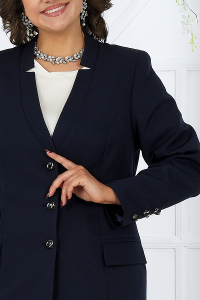 Деловой брючный костюм с жакетом и блузкой из текстиля Ninele 7465 синий - фото 3