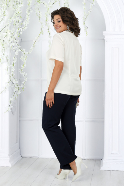 Деловой брючный костюм с жакетом и блузкой из текстиля Ninele 7465 синий - фото 10