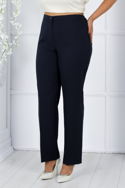 Деловой брючный костюм с жакетом и блузкой из текстиля Ninele 7465 синий - фото 14