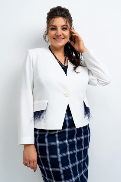 Белый костюм тройка со съемной тесьмой и перьями Aira Style 24-11 молочно-синий - фото 7