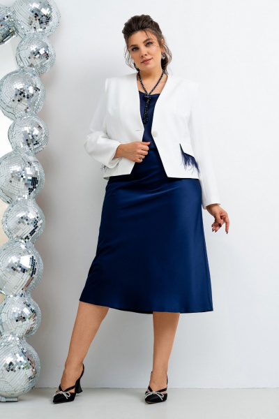 Стильный бело-синий костюм 3-ка с приталенным жакетом Aira Style 24-12 молочно-синий - фото 7