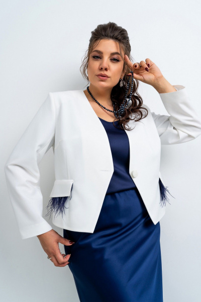 Стильный бело-синий костюм 3-ка с приталенным жакетом Aira Style 24-12 молочно-синий - фото 5