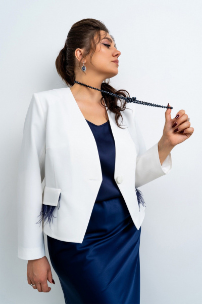 Стильный бело-синий костюм 3-ка с приталенным жакетом Aira Style 24-12 молочно-синий - фото 4