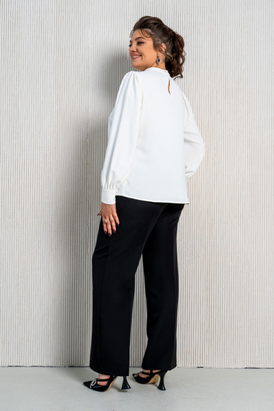 Деловой комплект блузы и брюк с струящейся тканью Aira Style 24-211 молочно-черный - фото 14