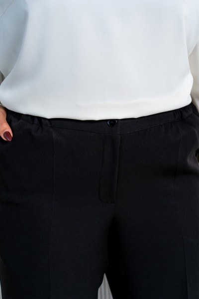 Деловой комплект блузы и брюк с струящейся тканью Aira Style 24-211 молочно-черный - фото 12