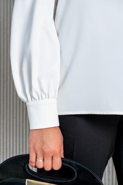 Деловой комплект блузы и брюк с струящейся тканью Aira Style 24-211 молочно-черный - фото 8