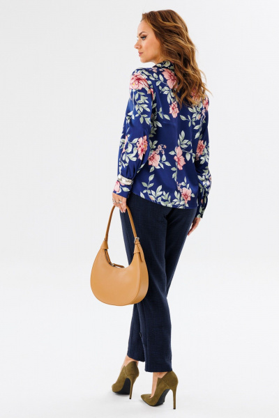 Блуза женская из атласной ткани с воротником стойкой и рукавом Anastasia 1134.1 синий(принт_цветы) - фото 10