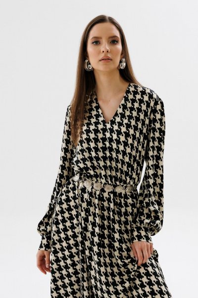 Демисезонное платье приталенного силуэта с разрезом и эластичной тесьмой NikVa 560-2 чёрно-беж_гус_лапка - фото 5