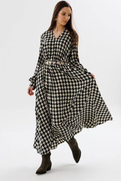 Демисезонное платье приталенного силуэта с разрезом и эластичной тесьмой NikVa 560-2 чёрно-беж_гус_лапка - фото 3