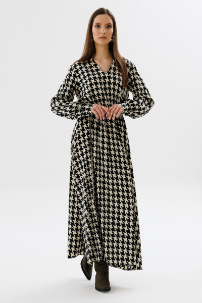 Демисезонное платье приталенного силуэта с разрезом и эластичной тесьмой NikVa 560-2 чёрно-беж_гус_лапка - фото 1