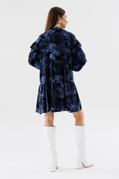 Демисезонное платье А-силуэта с рюшей и сборками NikVa 700-2 листья_индиго - фото 8