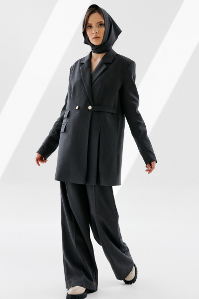 Деловой трехпредметный костюм из текстиля с жакетом и платком NikVa 711-1 графит - фото 5