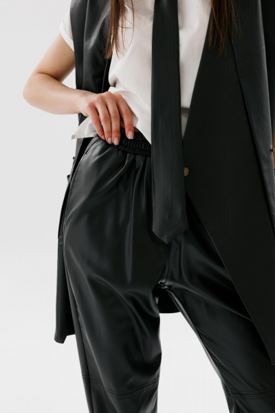 Брюки из экокожи с горизонтальным рассечением в области колена NikVa 733-1 чёрный - фото 3