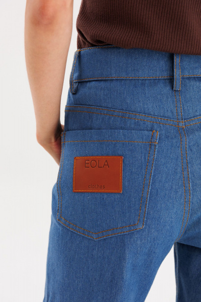 Голубые джинсовые брюки с лампасами и декором на карманах EOLA 2611.1 темно-голубой - фото 9