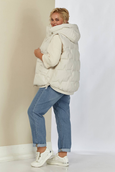 Демисезонная жилетка на молнии с капюшоном и прорезными карманами Shetti 2153 молочный - фото 8