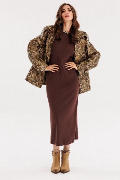 Платье приталенное из трикотажного рубчика с разрезом EOLA 2666 коричневый - фото 10