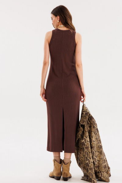 Платье приталенное из трикотажного рубчика с разрезом EOLA 2666 коричневый - фото 2
