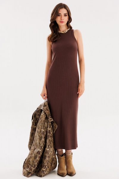 Платье приталенное из трикотажного рубчика с разрезом EOLA 2666 коричневый - фото 1