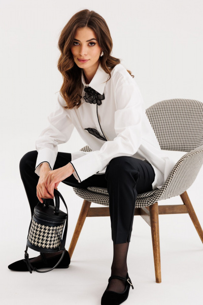 Белая блузка из плательно-блузочной ткани с рукавом-кулиской EOLA 2679 молочный - фото 13