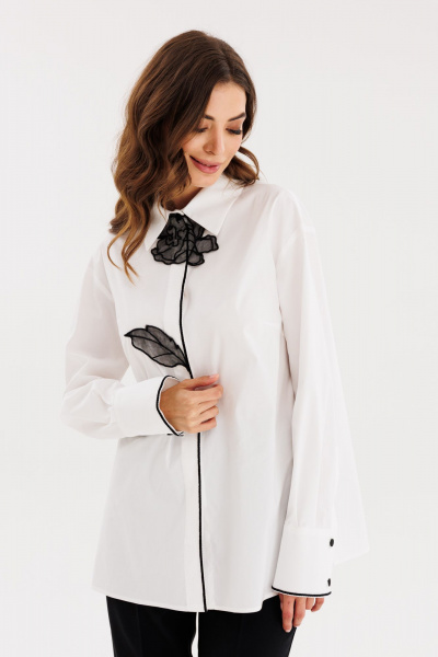 Белая блузка из плательно-блузочной ткани с рукавом-кулиской EOLA 2679 молочный - фото 10