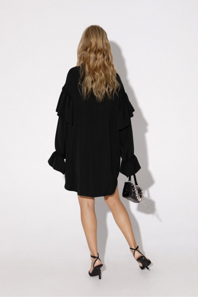Демисезонное платье-рубашка из текстиля с воланами PiRS 4788 черный - фото 4