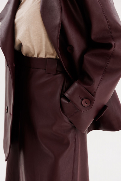 Юбка из экокожи А-образная миди с карманами и складками EOLA 2691 бордовый - фото 7