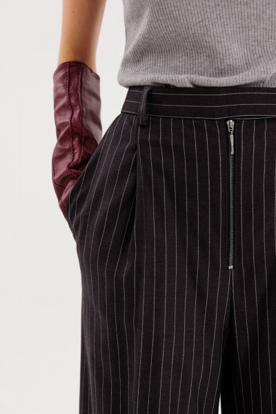 Брюки полоска из костюмной ткани с карманами демисезон EOLA 2725 графит_ полоска - фото 4