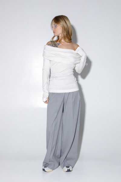 Трикотажный джемпер с открытыми плечами PiRS 5205 жемчужный - фото 4