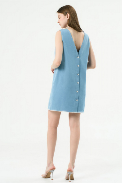 Летний джинсовый сарафан с V-образным вырезом и бахромой LeNata 16424 голубой - фото 2