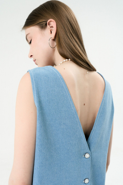 Летний джинсовый сарафан с V-образным вырезом и бахромой LeNata 16424 голубой - фото 6