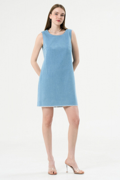 Летний джинсовый сарафан с V-образным вырезом и бахромой LeNata 16424 голубой - фото 1