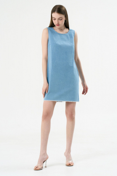 Летний джинсовый сарафан с V-образным вырезом и бахромой LeNata 16424 голубой - фото 4