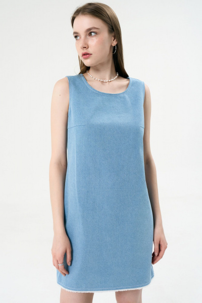 Летний джинсовый сарафан с V-образным вырезом и бахромой LeNata 16424 голубой - фото 3