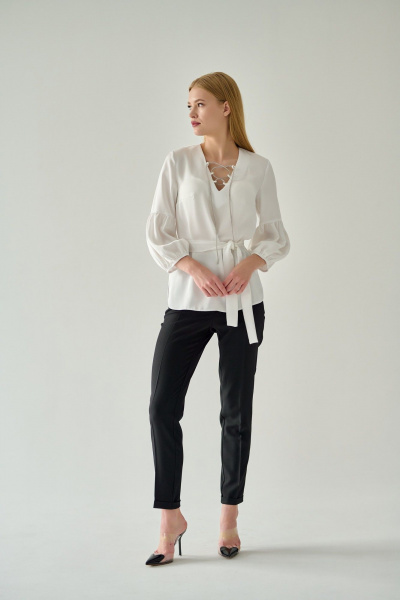 Белая блуза с разрезами, шелковистая ткань и V-образный вырез Мастер Мод 837ас молоко - фото 8
