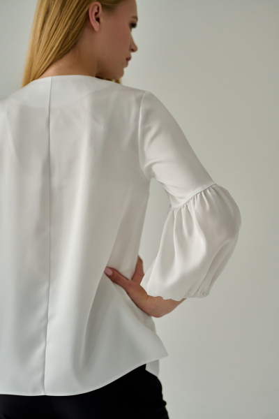 Белая блуза с разрезами, шелковистая ткань и V-образный вырез Мастер Мод 837ас молоко - фото 7