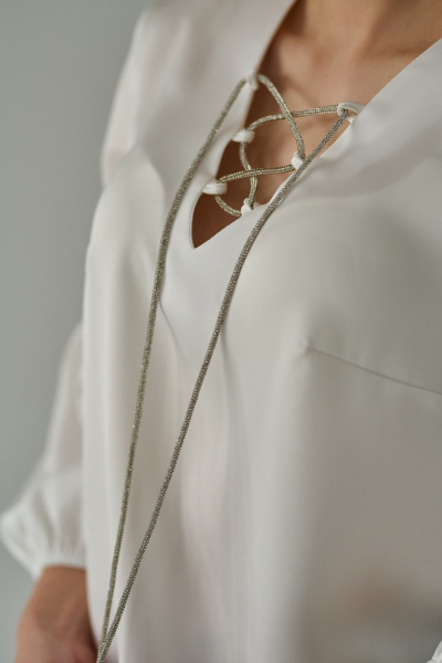 Белая блуза с разрезами, шелковистая ткань и V-образный вырез Мастер Мод 837ас молоко - фото 6