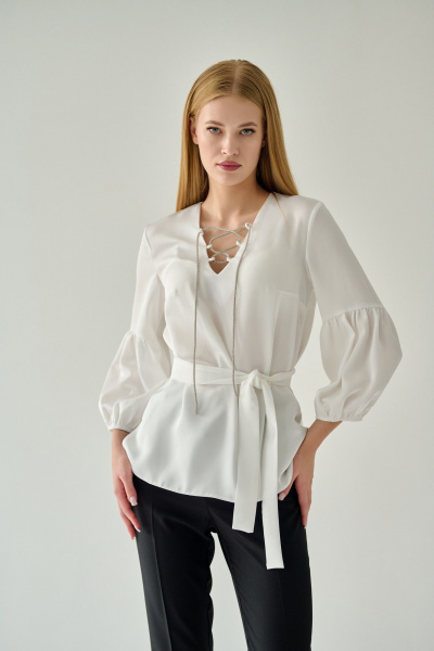 Белая блуза с разрезами, шелковистая ткань и V-образный вырез Мастер Мод 837ас молоко - фото 3