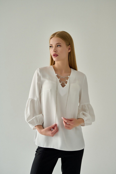 Белая блуза с разрезами, шелковистая ткань и V-образный вырез Мастер Мод 837ас молоко - фото 2