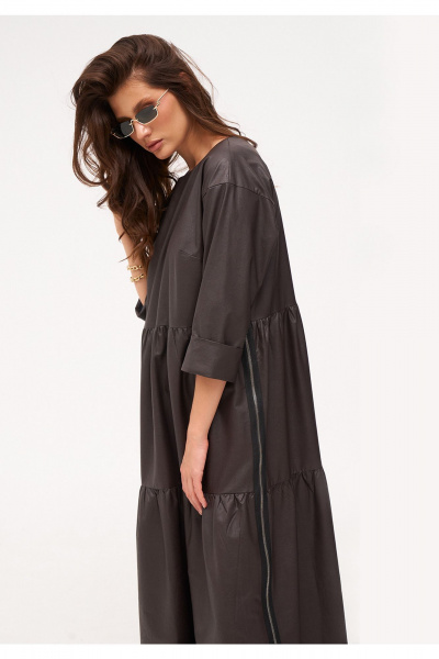 Коричневое миди платье из экокожи с отрезным по талии фасоном KaVaRi 1093 коричневый - фото 8