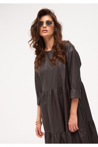 Коричневое миди платье из экокожи с отрезным по талии фасоном KaVaRi 1093 коричневый - фото 3