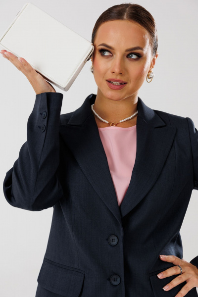 Демисезонный костюм блуза брюки жакет из текстиля с рельефами Mubliz 204 графит-розовый - фото 7