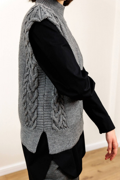 Объемный жилет из трикотажа с заниженной линией плеча и воротником-стойкой Romgil РВ0108-ШЕ5 серый - фото 4