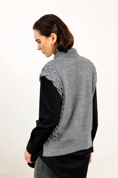 Объемный жилет из трикотажа с заниженной линией плеча и воротником-стойкой Romgil РВ0108-ШЕ5 серый - фото 2