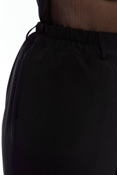 Демисезонный брючный костюм из текстиля с широкими брюками Диомант 2001 черный - фото 7