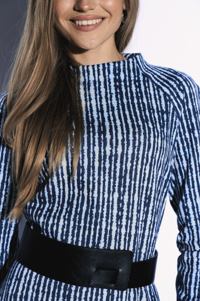 Платье классического А-силуэта с поясом из трикотажа MilMil 1130 синий_полоска - фото 10