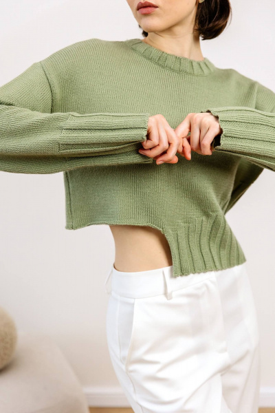 Джемпер прямого силуэта с косами и спущенным плечом Romgil РВ0121-ШЕ5 светло-оливковый - фото 3