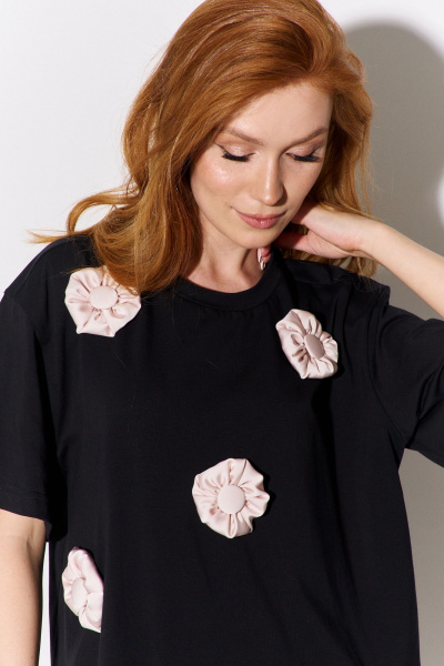 Майка с декоративными объемными цветами свободного кроя FLAIM 1105.01 черный-бежевый - фото 4