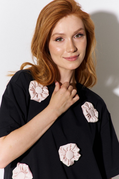 Майка с декоративными объемными цветами свободного кроя FLAIM 1105.01 черный-бежевый - фото 2