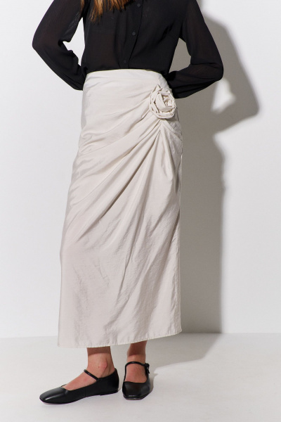 Юбка миди с декоративным элементом и цветком из плательной ткани FLAIM 1110 бежевый - фото 10